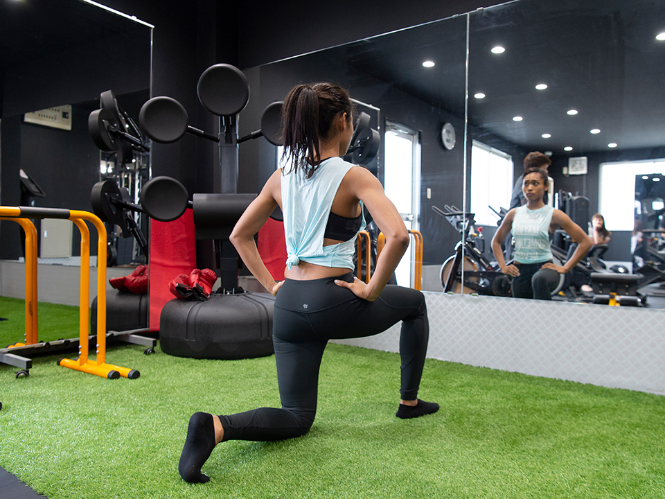 よろづやgym(ジム)のストレッチングランジ